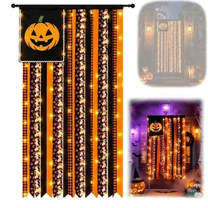 Vista detallada del banner de Halloween con borlas, calabazas, fantasmas y luces LED