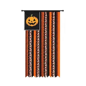 Detalle del cartel colgante de Halloween con borlas y motivos de calabaza, fantasma y murciélago