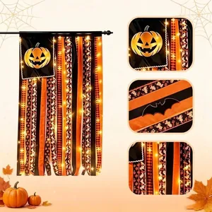 Detalle de la pancarta de borlas de Halloween con calabazas y cálidas luces LED decorativas