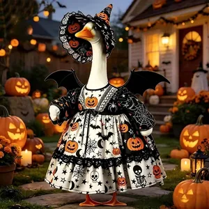 Detailansicht des Halloween-Gans-Outfits mit Hexenhut und Fledermausflügelkleid