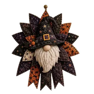 Χειροποίητο καπιτονέ στεφάνι πόρτας Halloween με ένα περίεργο σχέδιο νάνου μάγου.