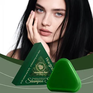 Detailopname van HOEGOA kruidenshampoo bar met voedende groene verpakking voor haar