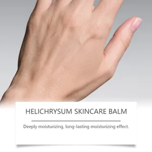 Κοντινό πλάνο βαλσάμου Helichrysum στο χέρι για βαθιά ενυδατική δράση και φροντίδα.
