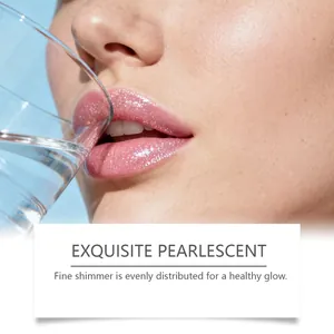 Gros plan d'un brillant à lèvres rose nude hydratant avec des reflets nacrés