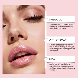 Gros plan sur les ingrédients du gloss rose scintillant, dont l'huile minérale.