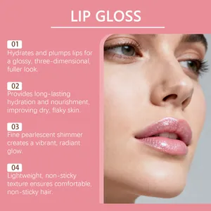 Vue détaillée du brillant à lèvres rose nude scintillant montrant l'effet repulpant.