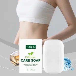 Savon de nettoyage doux sans parfum avec emballage de soin blanc et vert élégant