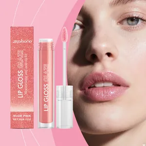 Détail du gloss à lèvres scintillant Nude Pink sur les lèvres et emballage du produit.
