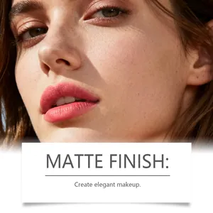 Detaillierte Nahaufnahme von mattrosa Peel-off-Lippenglasur für ein elegantes Make-up.
