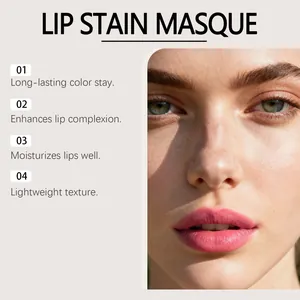 Nahaufnahme von mattem Peel-off-Lippenstift mit langanhaltendem Rosa-Effekt auf Lippen