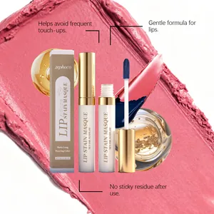 Detailansicht der Zephoco matten Lippenlasur mit Applikator und rosa Textur-Swatch im Bild