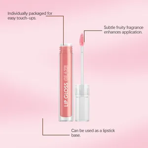 Détail d'un brillant à lèvres rose scintillant hydratant avec applicateur pinceau
