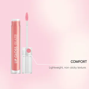 Détail macro d'un brillant à lèvres rose nude scintillant à texture légère et non collante