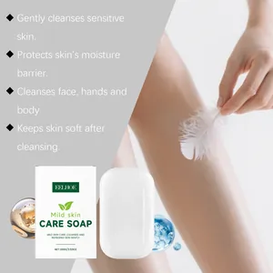 Savon nettoyant doux EELHOE sans parfum sur peau lisse avec plume pour un soin délicat