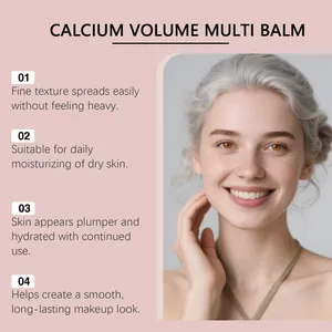 Λεπτομερής προβολή των πλεονεκτημάτων του Calcium Volume Multi Balm με ένα μοντέλο.