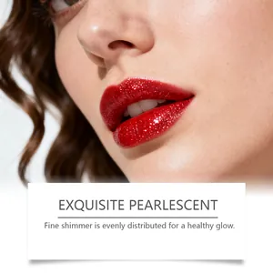 Κοντινό πλάνο με κόκκινο γυαλιστερό lip gloss με εφέ καθρέφτη και λεπτό shimmer
