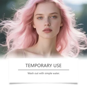 Dettaglio dell'effetto della tinta rosa temporanea sui capelli fluenti della modella