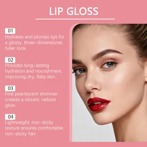Κοντινό πλάνο με κόκκινο μαργαριταρένιο lip gloss σε μοντέλο για λαμπερό ενυδατικό φινίρισμα