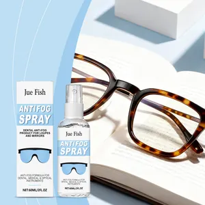 Dettaglio dello spray antiappannante Jue Fish con occhiali su un libro aperto