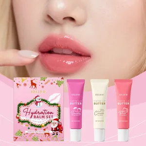 Nahaufnahme glänzender rosa Lippen mit dem EELHOE Weihnachts-Lippenbalsam-Geschenkset