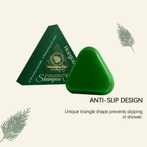 Detail van de unieke groene driehoekige shampoo bar met antislip ontwerp en verpakking.