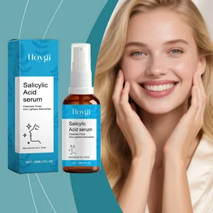 Sérum visage à l'acide salicylique avec emballage à côté d'une femme à la peau nette