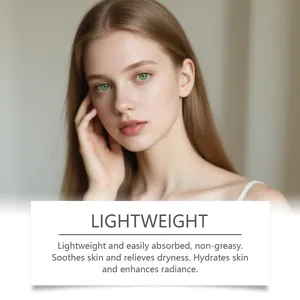 Beau modèle montrant une peau éclatante grâce au sérum facial hydratant et léger