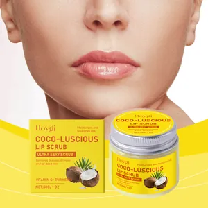 Dettaglio dello scrub labbra Hoygi alla curcuma e cocco con labbra della modella