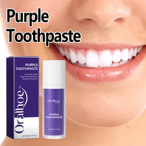 Primer plano de la pasta de dientes morada Oralhoe que muestra el efecto blanqueador.