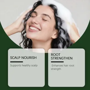 Modell wäscht Haare mit reichhaltigem Schaum eines nährenden, feuchtigkeitsspendenden Shampoo-Bars.