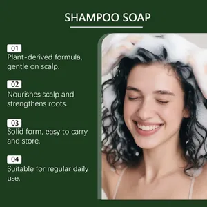 Nahaufnahme eines Modells mit einer pflanzlichen nährenden Shampoo-Seife für die Kopfhaut