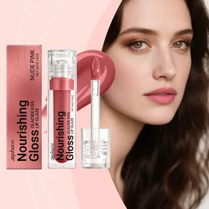 Dettaglio lucidalabbra Zephoco nude pink con texture idratante e finish brillante.