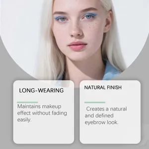 Dettaglio del look sopracciglia grigio-marrone naturale con finitura a lunga durata