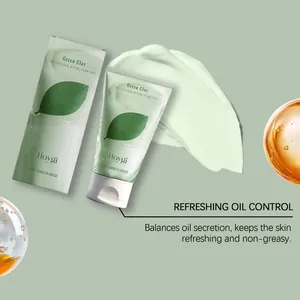 Nettoyant Green Clay avec texture et emballage sur fond vert pour contrôle de l'huile.