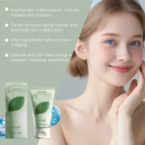 Détails du nettoyant HOYGI Green Clay montrant les bienfaits pour la peau sur modèle
