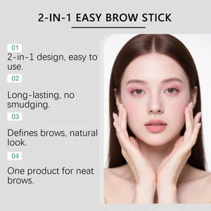 Modèle affichant un look naturel avec un crayon à sourcils 2-en-1 brun clair durable