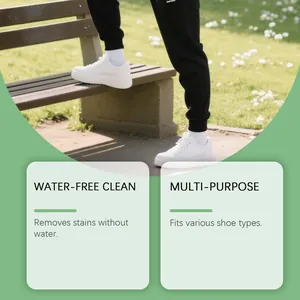 Vue détaillée de chaussures blanches propres dans un parc, illustrant le nettoyage sans eau.