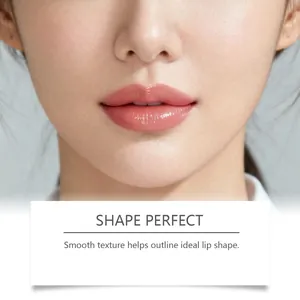 Close-up van hydraterende lipliner op lippen met gladde textuur en glanzende afwerking