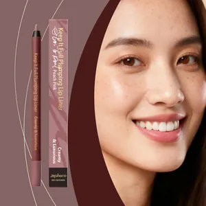 Crayon à lèvres rose pêche et emballage avec gros plan sur un mannequin asiatique