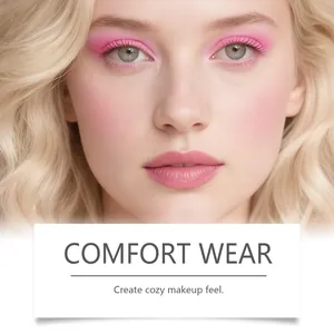 Détail du crayon à lèvres rose montrant une application lisse et un maquillage doux.