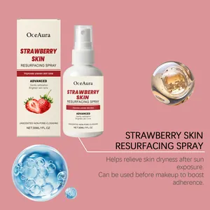 Detailansicht von OceAura Strawberry Skin Resurfacing Spray mit Makro-Wassertropfen.