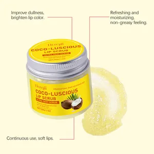 Primo piano della trama dello scrub labbra giallo con barattolo per idratazione intensa