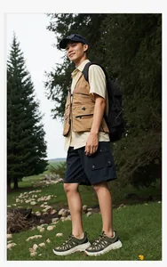 Λεπτομερής προβολή λαδί χαμηλών παπουτσιών πεζοπορίας για υπαίθριες δραστηριότητες