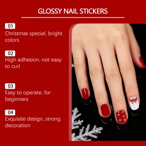 Detailopname van rode kerst gel nagelstickers met rendier- en sneeuwvlokpatronen