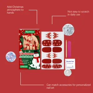 Detailweergave van feestelijke kerstnagelstickers met rendier- en sneeuwvlokpatronen