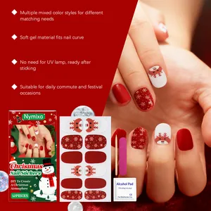 Detailopname van kerst gel nagelstickers met rendierpatronen en een gereedschapset.
