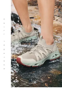Zapatos de agua transpirables de secado rápido en terreno rocoso