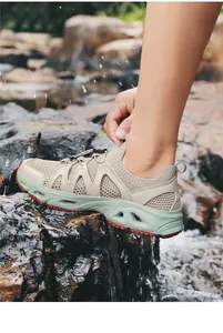 Zapatos de agua transpirables para senderismo mostrados en un entorno de río salpicando