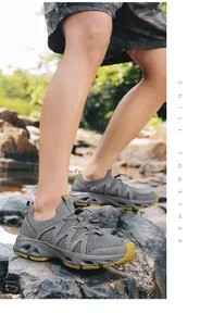 Zapatos de agua SkyPilot con malla gris y suela antideslizante amarilla en un río