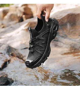 Detalle de la zapatilla SkyPilot que muestra el secado rápido y drenaje en el agua